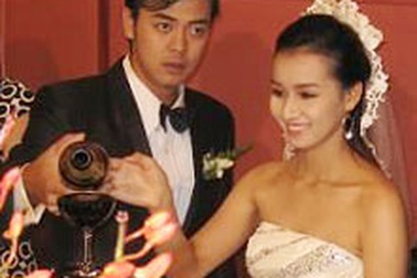 MC Tuấn Tú bất ngờ cưới vợ cùng tuổi