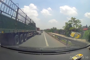 Chuyển làn không quan sát, xe tải hất văng xe con trên cao tốc