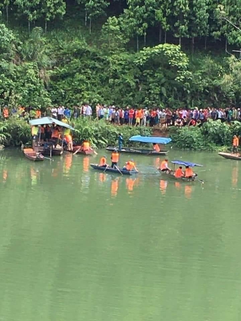 Lào Cai: Tìm được thi thể thứ 3 trong vụ lật thuyền trên sông Chảy - 1 Lào Cai: Tìm được thi thể thứ 3 trong vụ lật thuyền trên sông Chảy - 1