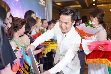 Tuấn Hưng, Lâm Vũ bất ngờ xuất hiện trong Hội nghị tri ân khách hàng của Nhật Việt Cosmectics