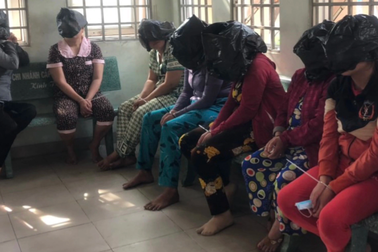 Bắt giữ nhiều "quý bà" sát phạt cờ bạc trong nhà kho bỏ hoang