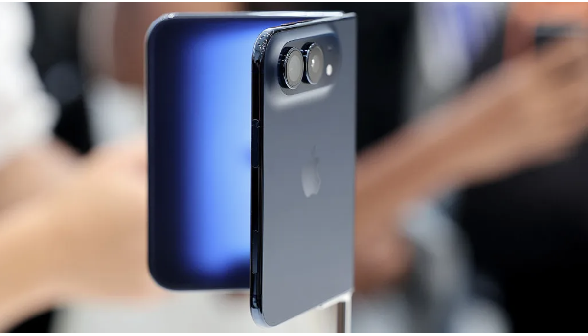 Sếp Apple: “Thấy ai dán kính cường lực lên iPhone là tôi nổi da gà” - 1