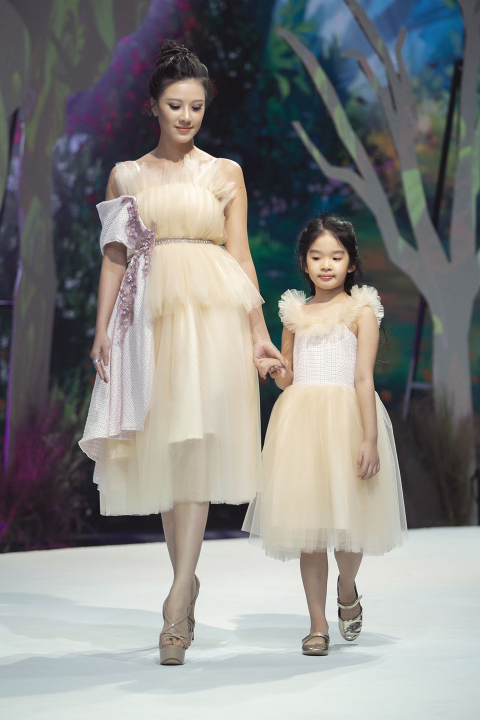 Đoan Trang, Thúy Diễm đưa con lên sàn catwalk - 3 Đoan Trang, Thúy Diễm đưa con lên sàn catwalk - 3