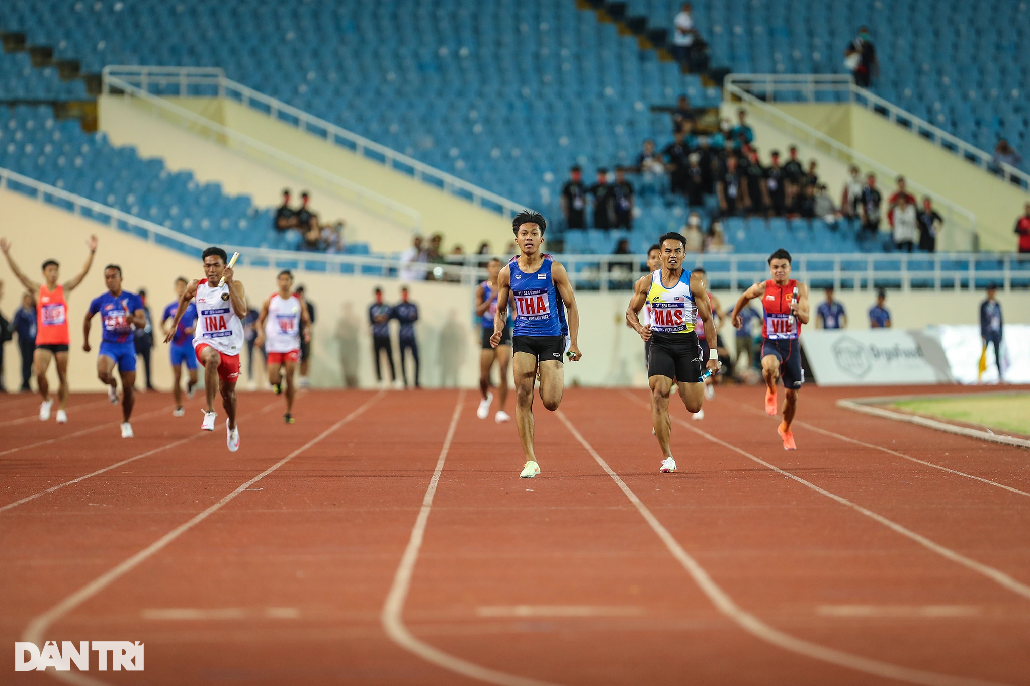 Người đẹp vô địch SEA Games phải nằm cáng rời sân thi đấu do chấn thương - 10 Người đẹp vô địch SEA Games phải nằm cáng rời sân thi đấu do chấn thương - 10