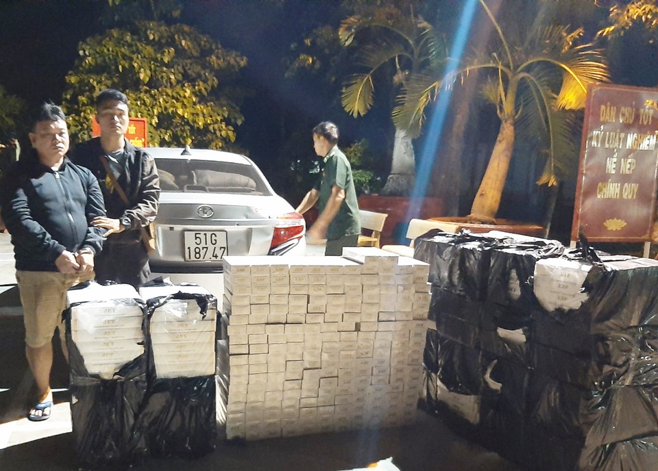Triệt phá đường dây buôn lậu thuốc lá dịp cuối năm - 1 Triệt phá đường dây buôn lậu thuốc lá dịp cuối năm - 1