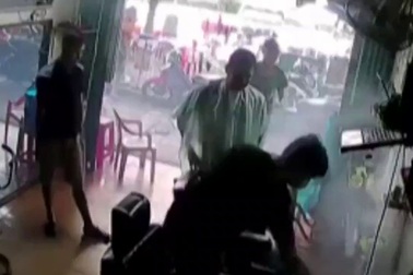 Điện thoại Trung Quốc đang sạc bất ngờ phát nổ và bốc cháy dữ dội