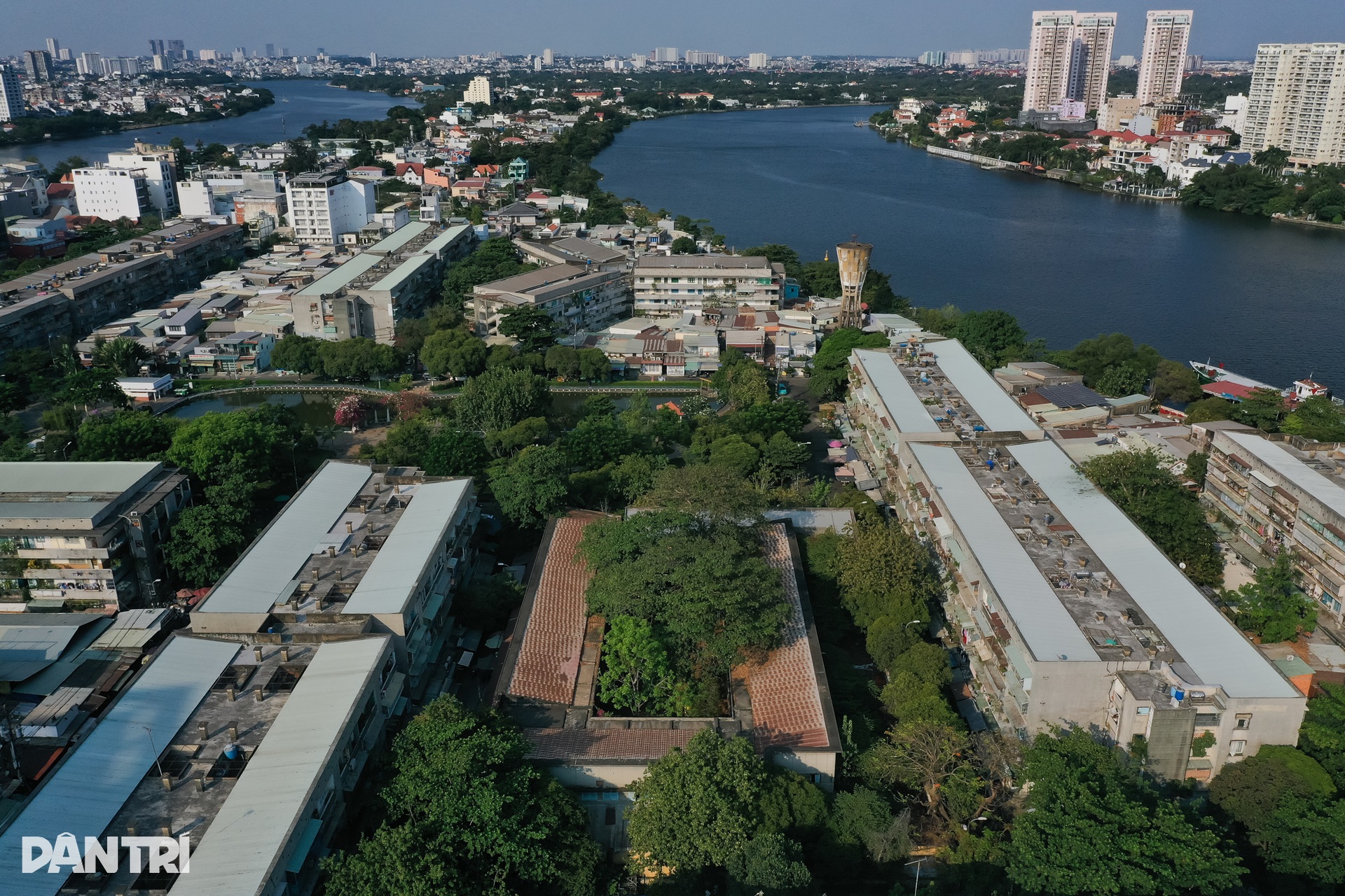 Cảnh hoang tàn bên trong ngôi trường gần 50 năm tuổi bị bỏ hoang ở TPHCM - 12 Cảnh hoang tàn bên trong ngôi trường gần 50 năm tuổi bị bỏ hoang ở TPHCM - 12