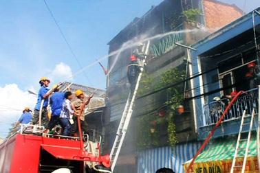 Clip chặn cháy chợ Bình Tây, tiểu thương náo loạn chạy hỏa hoạn