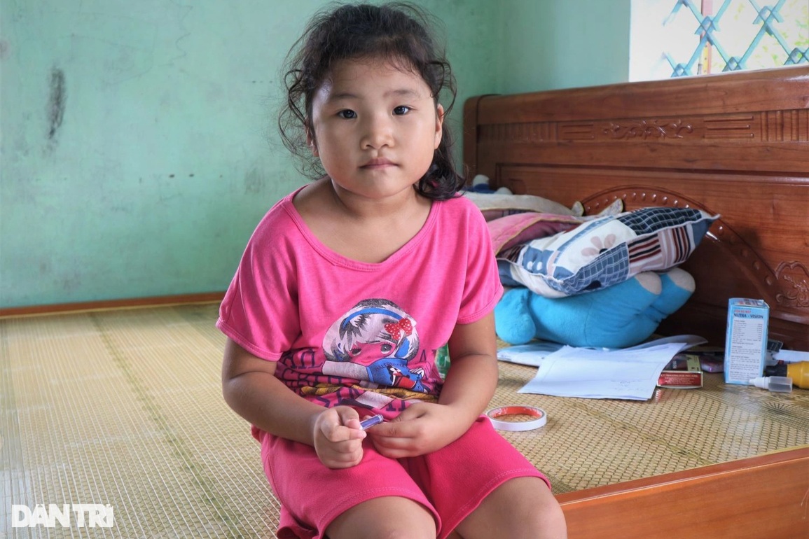 Rơi nước mắt cảnh cha bỏ điều trị, nhường sự sống cho con gái hở van tim - 2 Rơi nước mắt cảnh cha bỏ điều trị, nhường sự sống cho con gái hở van tim - 2