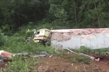 Xe container lao xuống vực, tài xế và phụ xe may mắn thoát chết