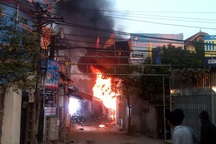 Lửa thiêu hàng gas, 2 mẹ con chết, nhiều người bỏng nặng