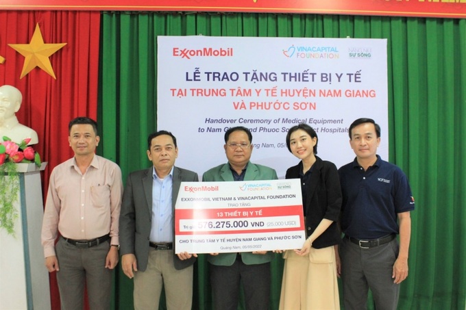 Đại diện VCF trao bảng tài trợ tượng trưng cho đại diện UBND huyện Nam Giang và 2 TTYT.