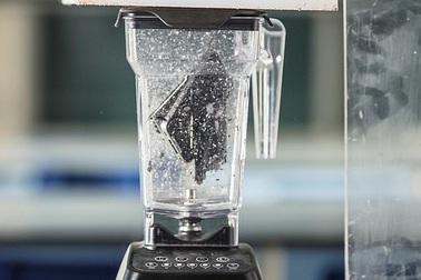 Có gì bên trong chiếc iPhone nếu bị nghiền bằng máy xay sinh tố?