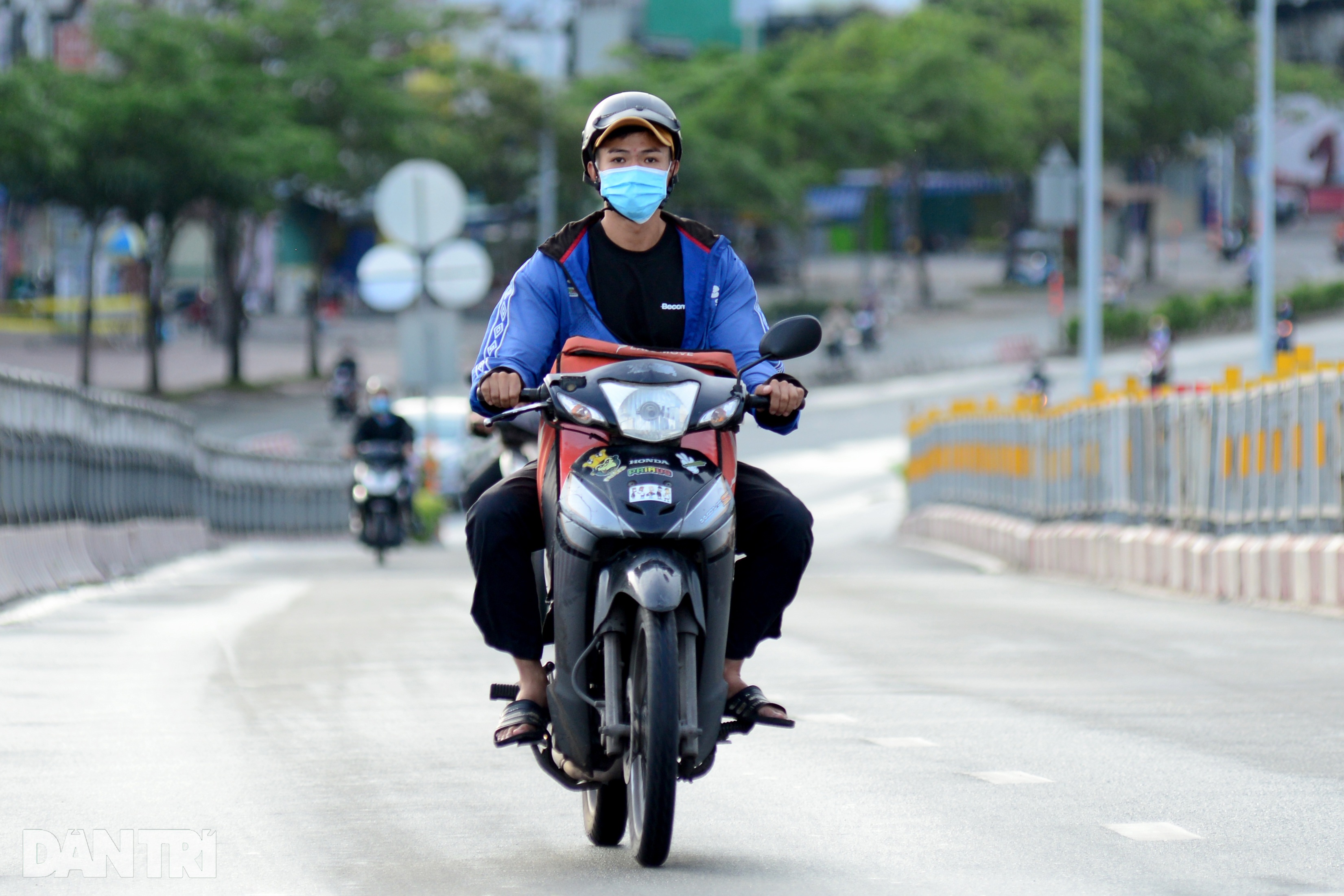 Hình ảnh ngày đầu tiên TPHCM thực hiện giãn cách toàn xã hội - 11 Hình ảnh ngày đầu tiên TPHCM thực hiện giãn cách toàn xã hội - 11