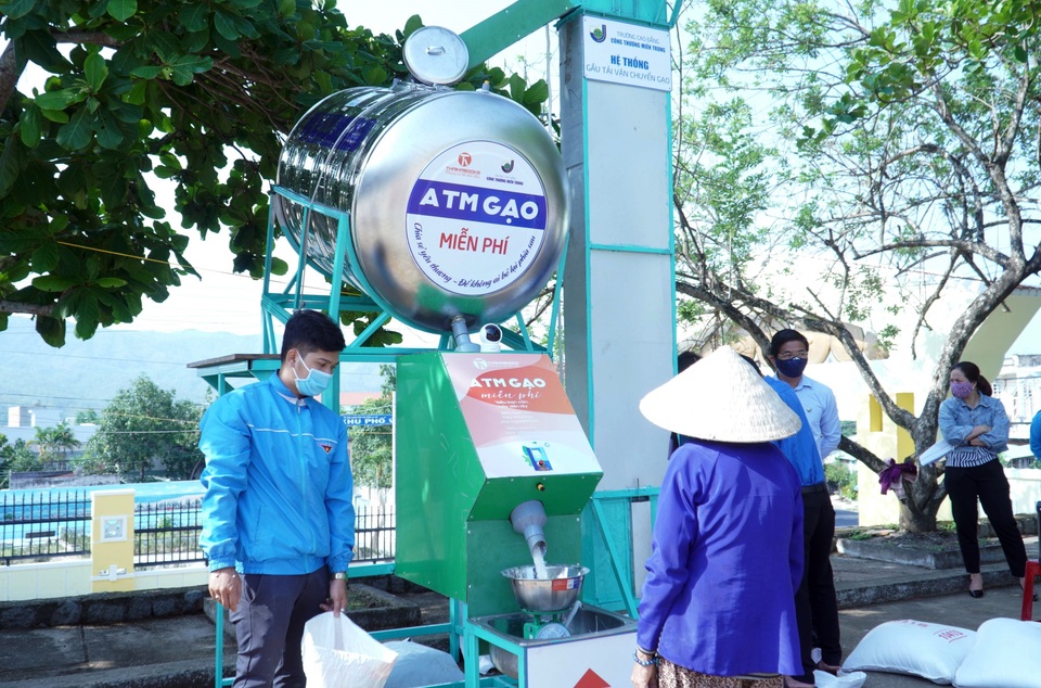 Người nghèo xếp hàng ngay ngắn nhận gạo từ “ATM gạo di động” - 4 Người nghèo xếp hàng ngay ngắn nhận gạo từ “ATM gạo di động” - 4