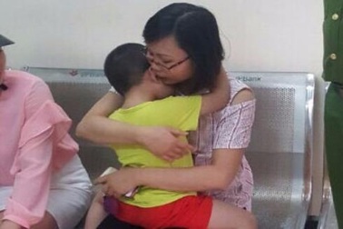 Đưa con lên cơ quan ngày lễ, mẹ tá hoả vì con "mất tích"