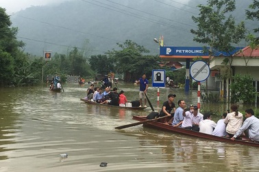 Sau 4 ngày "tê liệt" vì lũ, đêm nay quốc lộ 6 có thể thông tuyến