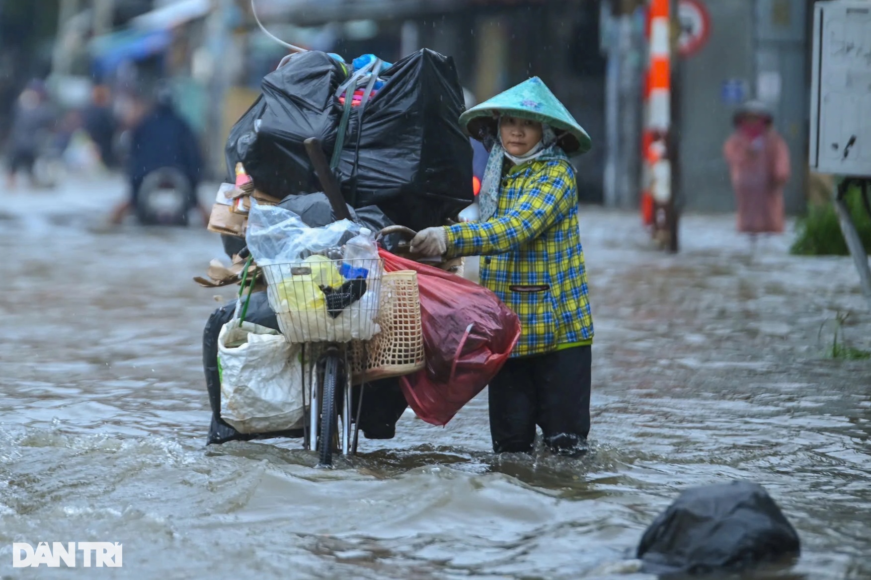 View - Mưa lớn kết hợp triều cường gây ngập nhiều nơi ở TPHCM | Báo Dân trí