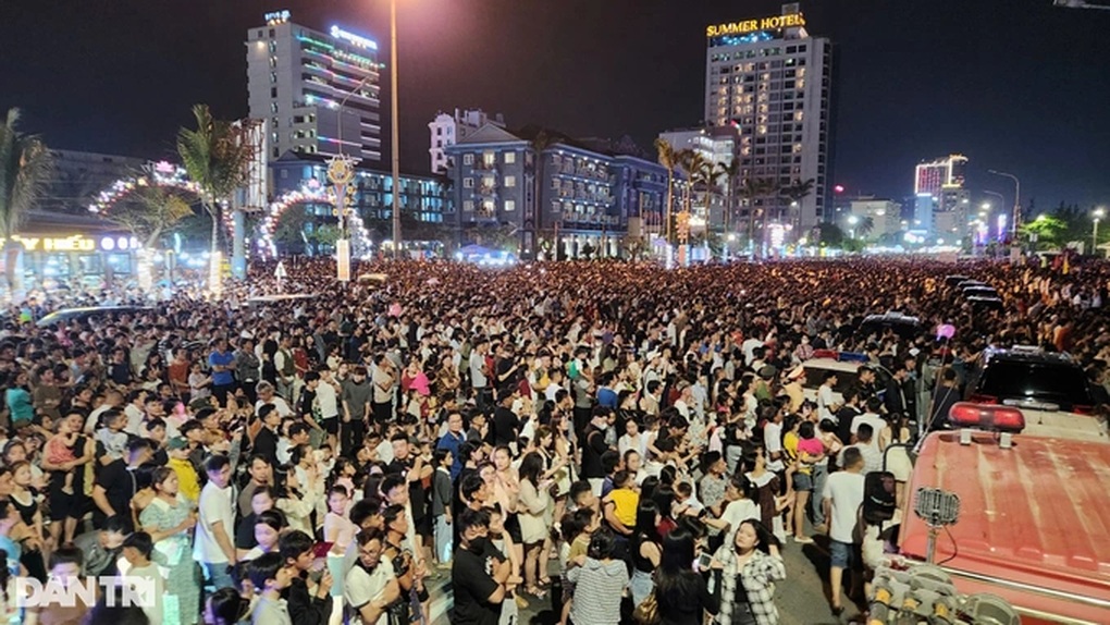 Hàng vạn người đổ về các khu du lịch biển nổi tiếng tại Thanh Hóa, Nghệ An - 4 Hàng vạn người đổ về các khu du lịch biển nổi tiếng tại Thanh Hóa, Nghệ An - 4