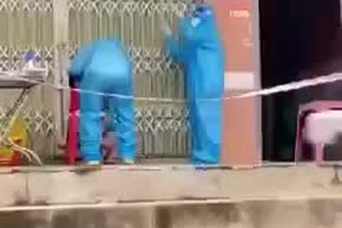 Khoảnh khắc đáng yêu của nhân viên y tế khi lấy mẫu xét nghiệm em bé