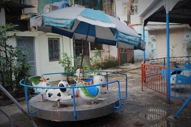 Hàng loạt sân chơi cho trẻ em “đắp chiếu” giữa Hà Nội