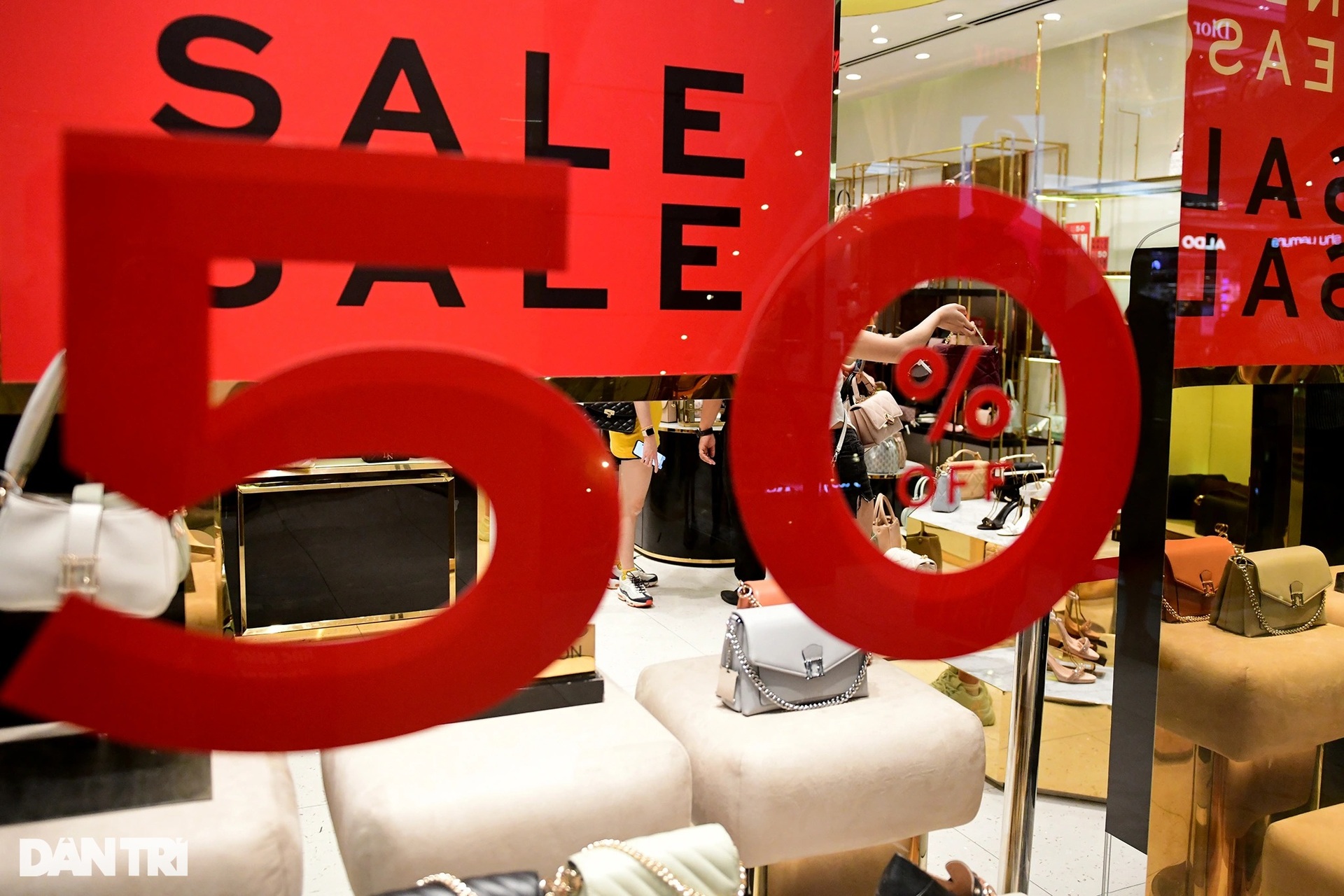 Người dân Sài Gòn chen chân mua sắm trong ngày Black Friday - 3