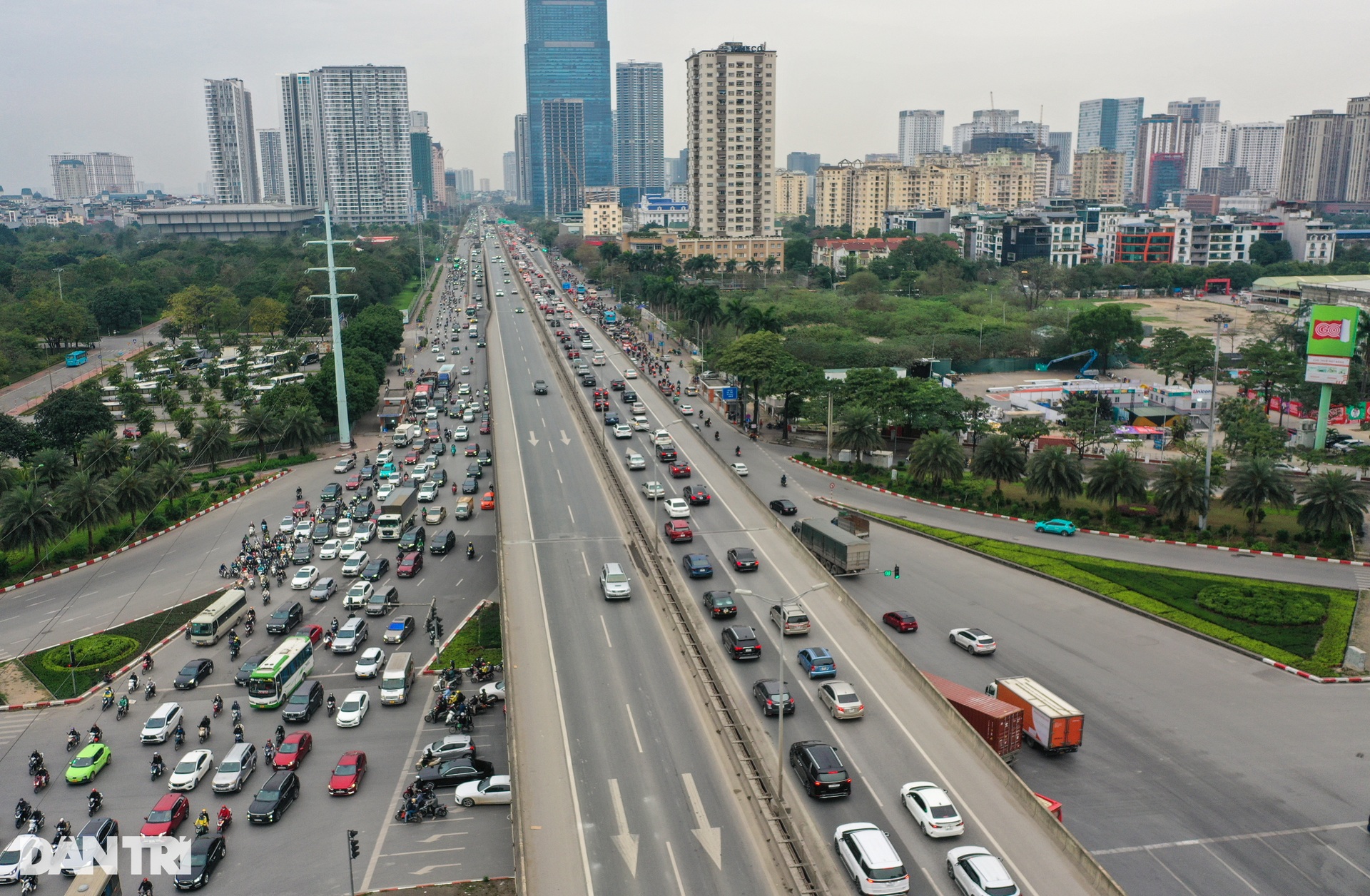 Hà Nội: Giao thông hỗn loạn, kẹt gần 5km trên đại lộ Thăng Long - 15 Hà Nội: Giao thông hỗn loạn, kẹt gần 5km trên đại lộ Thăng Long - 15