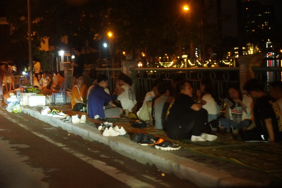 Bí ẩn cuộc điện thoại “tiên tri” giúp quán nước vỉa hè hồ Tây “sống khỏe” - 3 Bí ẩn cuộc điện thoại “tiên tri” giúp quán nước vỉa hè hồ Tây “sống khỏe” - 3