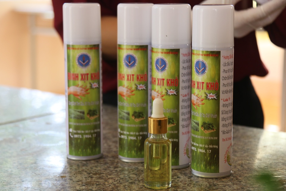 Hai nữ sinh lớp 11 chế dung dịch sát khuẩn từ loại cây mọc dại - 8 Hai nữ sinh lớp 11 chế dung dịch sát khuẩn từ loại cây mọc dại - 8