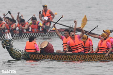 Hơn 600 VĐV tranh tài sôi nổi tại giải Bơi chải thuyền rồng ở hồ Tây