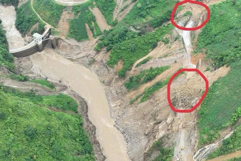 Vụ ô tô chở 3 người mất tích bí ẩn ở Lào Cai: Tìm thấy xe dưới đống đất đá - 2 Vụ ô tô chở 3 người mất tích bí ẩn ở Lào Cai: Tìm thấy xe dưới đống đất đá - 2