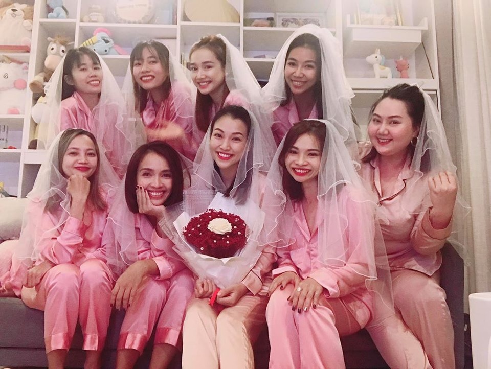 Á hậu Hoàng Oanh công khai chồng Tây điển trai trong ảnh cưới - 7 Á hậu Hoàng Oanh công khai chồng Tây điển trai trong ảnh cưới - 7