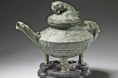 Ấm cổ bằng đồng hơn 3000 năm tuổi bán với giá kỷ lục hơn 13 tỷ đồng