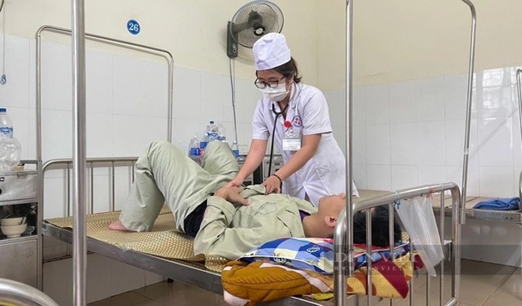 Nhiều người bị ngộ độc sau khi ăn bánh mì - 1 Nhiều người bị ngộ độc sau khi ăn bánh mì - 1