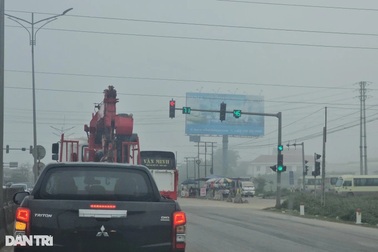 Đèn đỏ "nhảy múa", nhiều tài xế không dám di chuyển