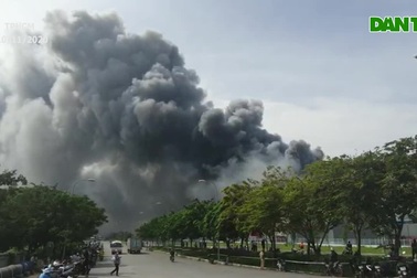 Đang cháy rất lớn trong khu công nghiệp Hiệp Phước