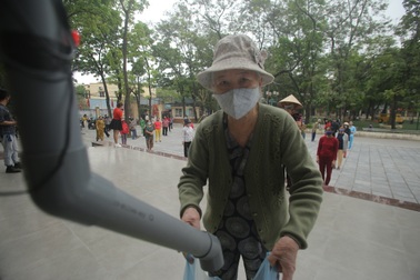 Người nghèo Hà Nội xếp hàng nhận gạo miễn phí ở "cây ATM"