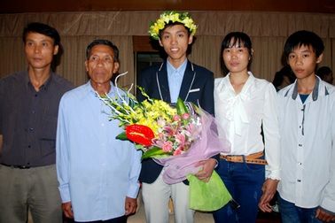 Gặp lại cha mẹ phụ hồ, nuôi con đoạt HCV Olympic Toán quốc tế