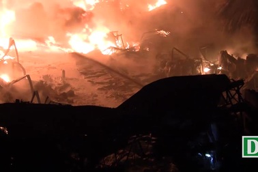 Kho dầu cháy dữ dội, hàng trăm người sơ tán trong đêm