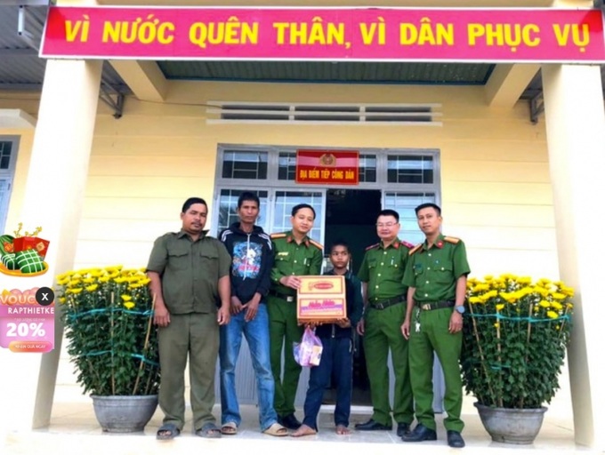 Lực lượng công an tặng quà cho em Đinh Thên.