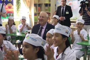 Học sinh mặc áo dài đón Tổng thống  Israel