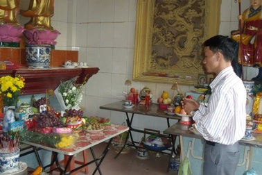 Hàng trăm bạn đọc đến chùa viếng bé Nhân Ái