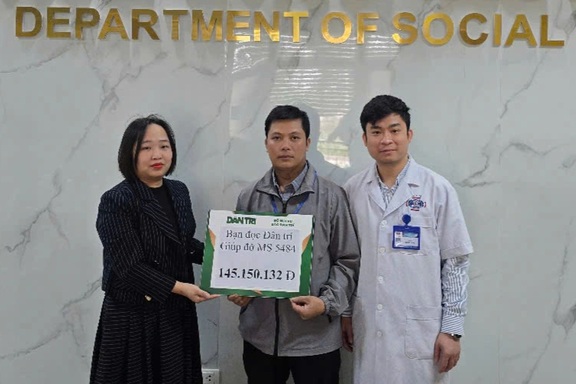 Trao hơn 145 triệu đồng đến người đàn ông mắc ung thư vòm họng