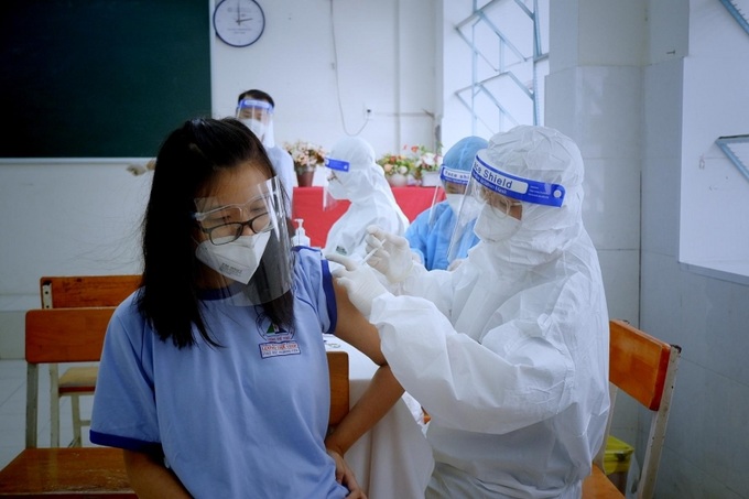 Tiêm vaccine cho học sinh tại TP HCM.