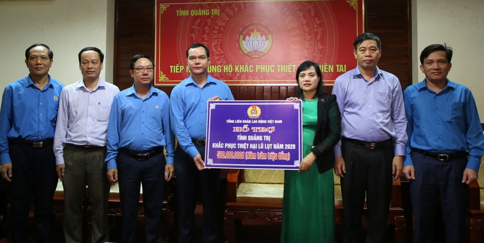 Lãnh đạo Tổng LĐLĐ Việt Nam tặng quà cho công nhân bị ảnh hưởng do mưa lũ - 1 Lãnh đạo Tổng LĐLĐ Việt Nam tặng quà cho công nhân bị ảnh hưởng do mưa lũ - 1