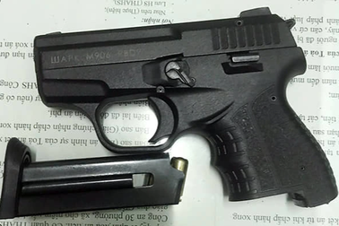 Mâu thuẫn khi lái ô tô, người đàn ông nổ súng thị uy