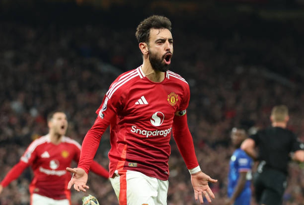 Bruno Fernandes hết lời ca ngợi HLV Van Nistelrooy - 2 Bruno Fernandes hết lời ca ngợi HLV Van Nistelrooy - 2