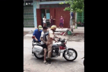 Thí sinh ngủ quên được cảnh sát giao thông dùng xe đặc chủng đến đón