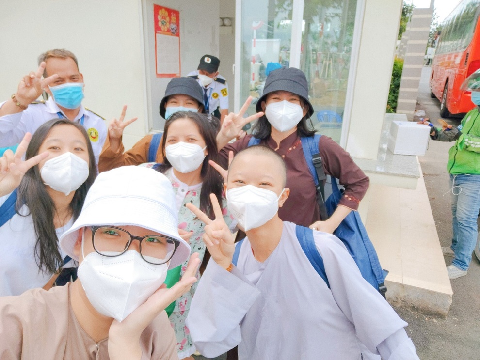 Nhóm bạn gái rủ nhau xuống tóc, xông pha tình nguyện chăm sóc F0 - 5 Nhóm bạn gái rủ nhau xuống tóc, xông pha tình nguyện chăm sóc F0 - 5