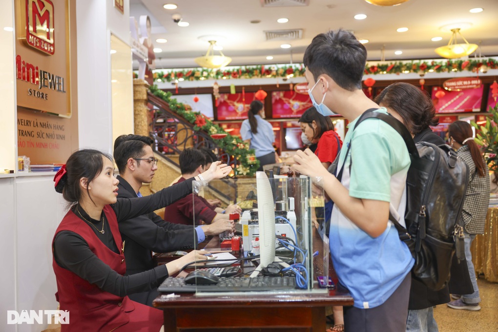 Dân tìm mua vàng nhẫn khi giá tăng kỷ lục nhưng hãy nhìn nỗi ám ảnh cũ - 1 Dân tìm mua vàng nhẫn khi giá tăng kỷ lục nhưng hãy nhìn nỗi ám ảnh cũ - 1
